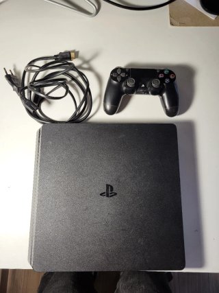 PS4 (PlayStation 4) con mando y cables