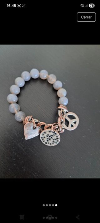Pulsera de cuentas grises con dijes