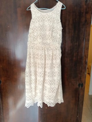 Vestido de encaje beige