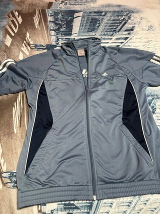 Chaqueta de chándal adidas pequeña mancha pintura
