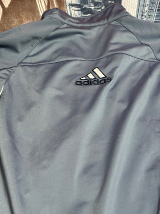 Chaqueta de chándal adidas pequeña mancha pintura