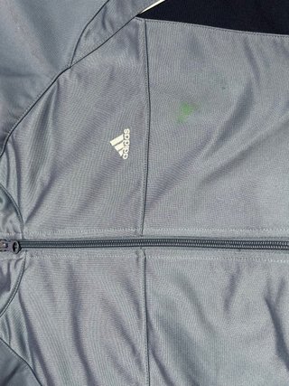 Chaqueta de chándal adidas pequeña mancha pintura