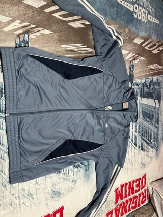 Chaqueta de chándal adidas pequeña mancha pintura