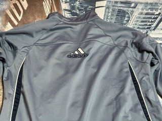 Chaqueta de chándal adidas pequeña mancha pintura