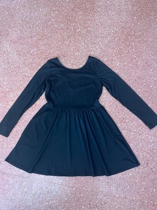 Vestido corto negro de manga larga