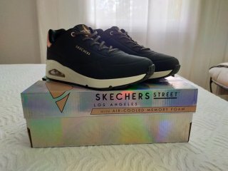 Zapatillas Skechers Street Negras y Doradas