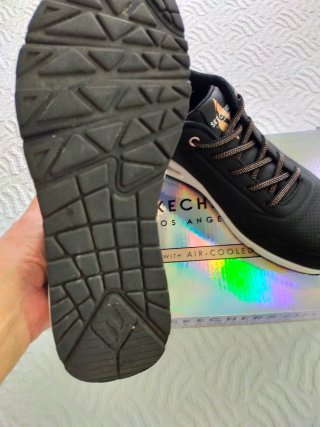 Zapatillas Skechers Street Negras y Doradas
