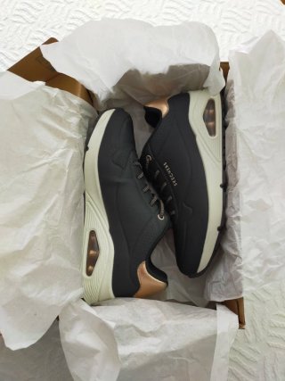 Zapatillas Skechers Street Negras y Doradas
