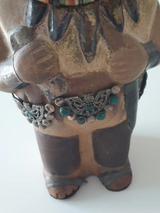 Figura  terracota con detalles turquesa y plata