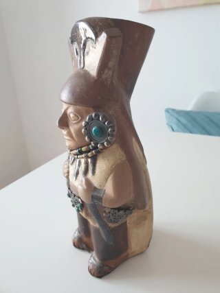 Figura  terracota con detalles turquesa y plata