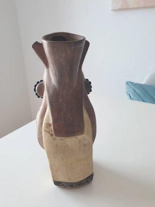 Figura  terracota con detalles turquesa y plata