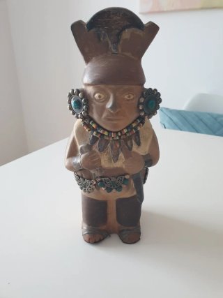 Figura  terracota con detalles turquesa y plata