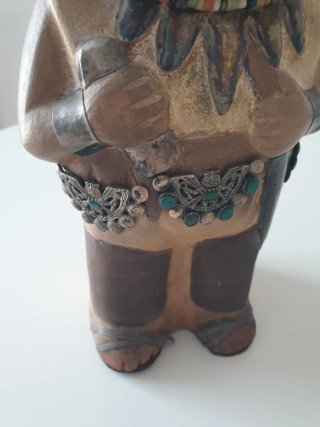Figura  terracota con detalles turquesa y plata