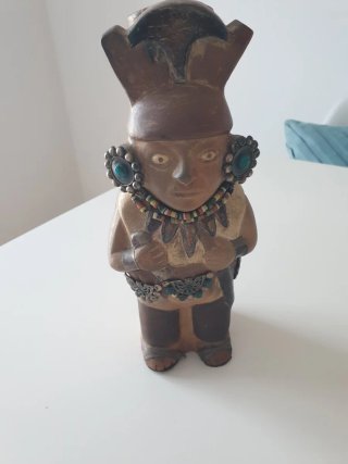 Figura  terracota con detalles turquesa y plata