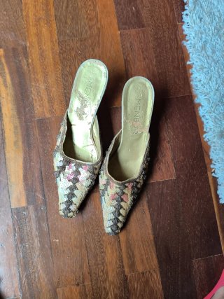 Sandalias Menbur doradas y rosas