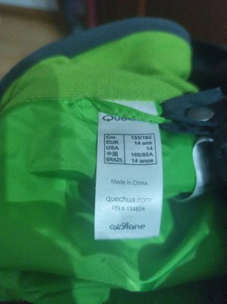 Chubasquero Quechua Verde y Negro reversible.