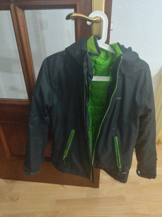 Chubasquero Quechua Verde y Negro reversible.