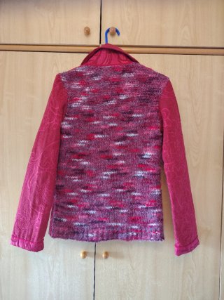 Chaqueta rosa y roja con estampado floral