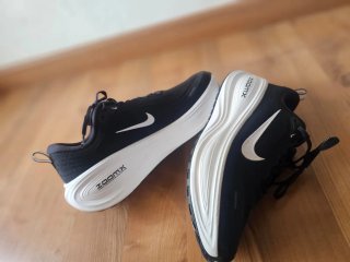 Nike Vomero Plus +