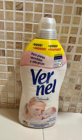 Suavizante Vernel Delicado/sensible, 75 lavados.