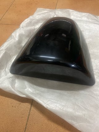 Tapa colín trasero Suzuki GSXR 600 negra