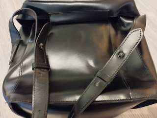 Bolso de hombro de cuero negro