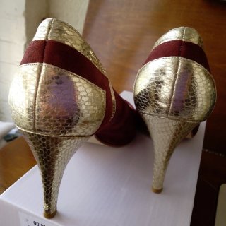Zapatos de Tacón Burdeos y Dorados