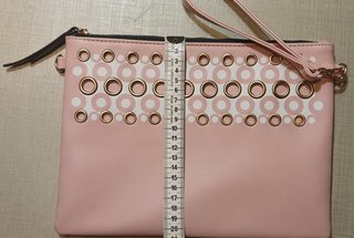 Bolso de mano tipo clutch rosa y dorado