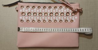 Bolso de mano tipo clutch rosa y dorado