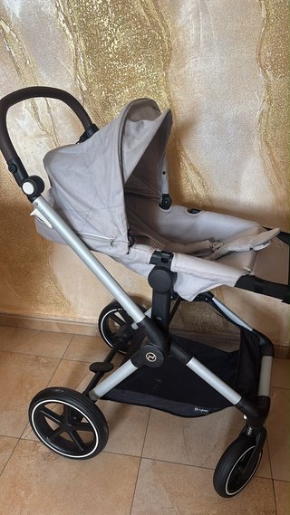 Carrito de bebé con cuco