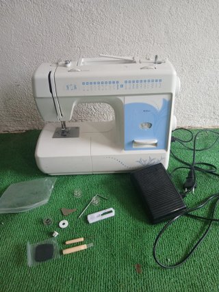 Máquina de coser blanca y azul
