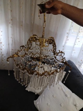 Lámpara de salón dorada y cristal