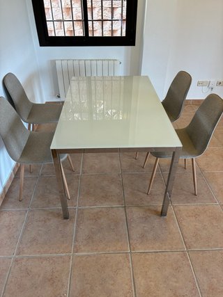 Mesa de Cristal y Metal con 4 Sillas