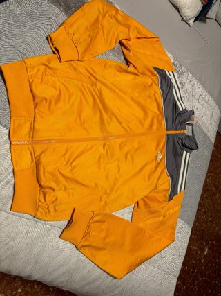 Chaqueta de chandal adidas gris y naranja