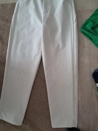 Conjunto Camisa Blanca y Pantalón Beige