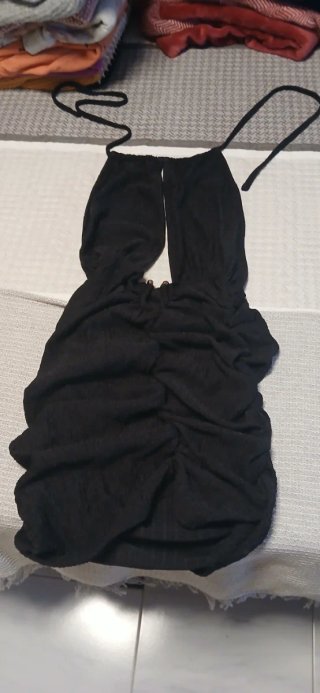 Vestido Negro Ceñido Atado al Cuello