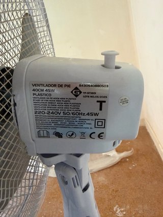Ventilador de pie blanco