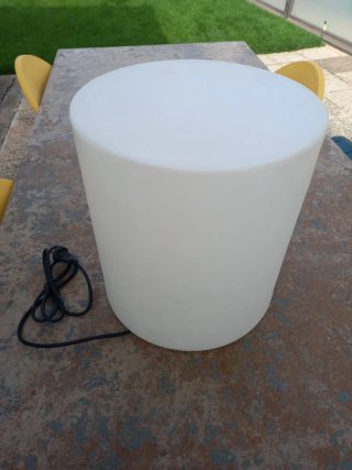 Lámpara cilíndrica moderna blanca, puff luminoso