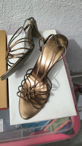 Zapatos de tacón dorados