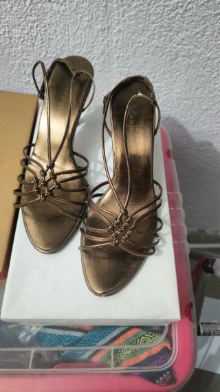 Zapatos de tacón dorados