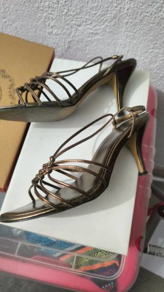 Zapatos de tacón dorados