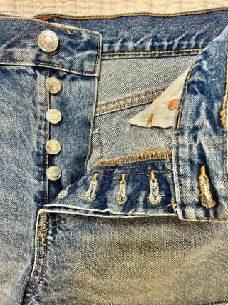 Short vaquero con bajo deshilachado