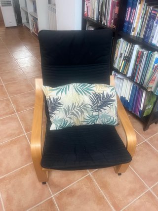 Sillón Ikea madera y tela negra