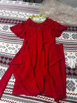 Mono rojo encaje