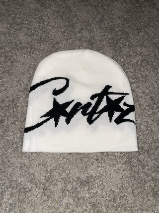 Gorro Blanco Corteiz con Letras Negras