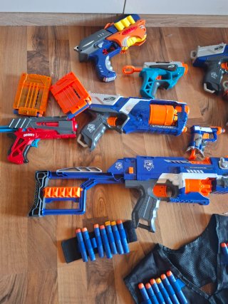 Lote de pistolas Nerf y chaleco