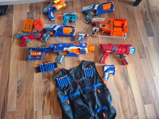 Lote de pistolas Nerf y chaleco