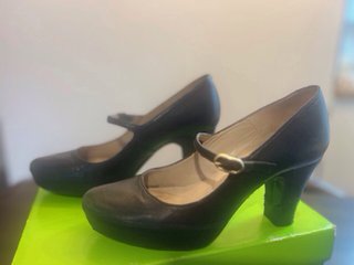 Zapatos Unisa de piel negros.