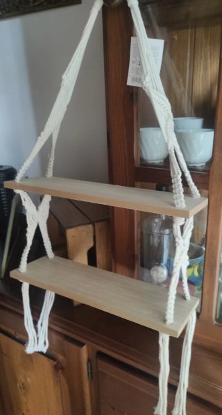 Estantería colgante de madera y algodón