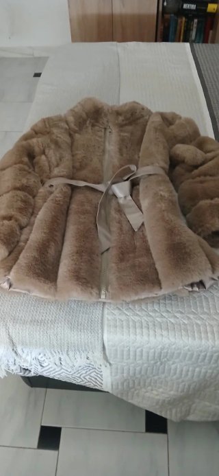 Chaquetón de pelo beige